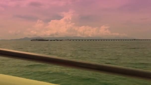 Лодка Останавливается Курорте Острове Таиланде Затем Снова Возвращается Море — стоковое видео