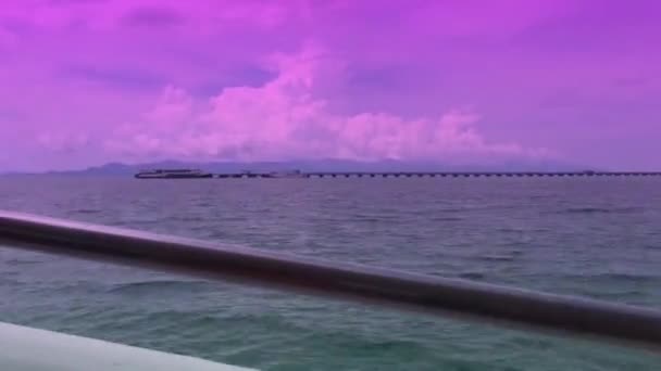 Barco Pára Resort Uma Ilha Tailândia Antes Voltar Mar Novamente — Vídeo de Stock