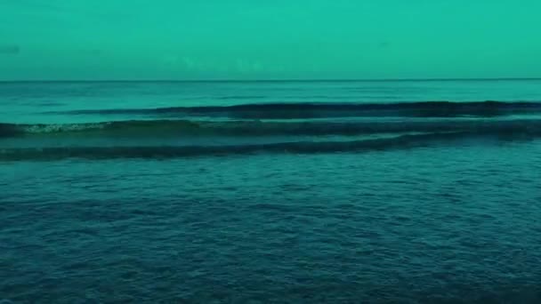 Küçük Dalgaları Sürekli Sahile Doğru Hareket Eder — Stok video