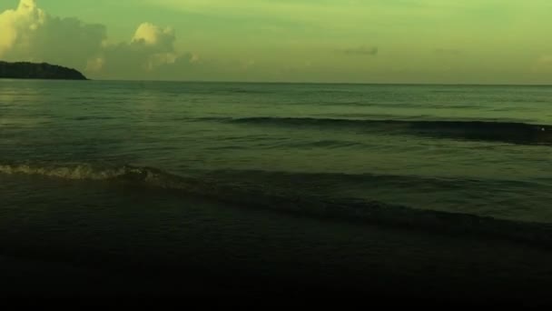Malé Vlny Vody Neustále Pohybují Směrem Pláži — Stock video