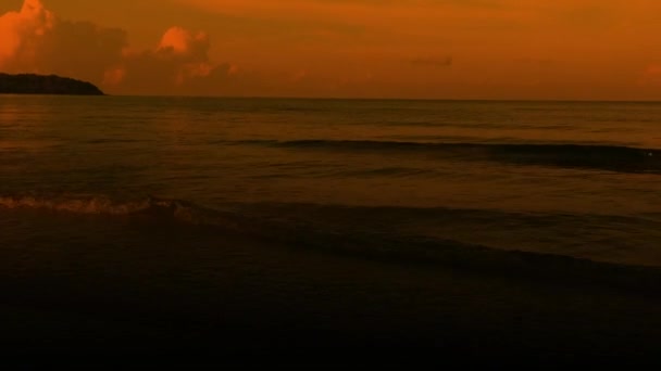 Kleine Golven Water Bewegen Voortdurend Naar Het Strand — Stockvideo