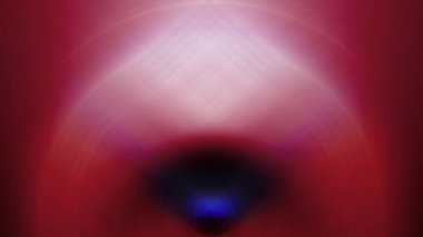 Loş zeminde sürekli yayılan küçük dairesel dalga çizgileri.