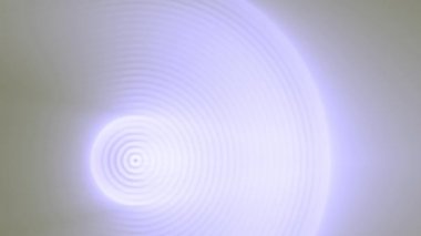 Beyaz ışık rengarenk arkaplanda sürekli yayılır ve hareket eder.