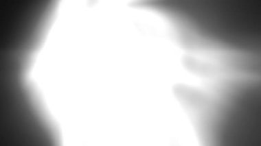 Işın sürekli yayılıyor, parlak ve güzel görünüyor..