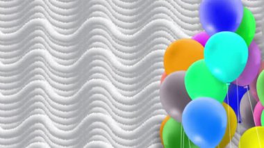 Bir sürü renkli balon rüzgarın gücüyle sallanıyor.