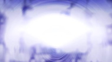 Bir sürü renkli balon rüzgarın gücüyle sallanıyor.