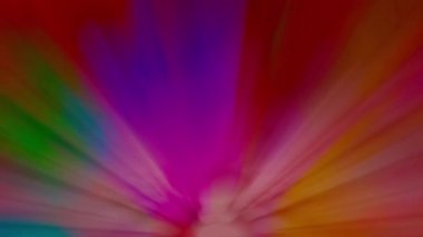 Işık huzmesi yayılır, sürekli hareket eder, parlak ve güzel görünür..