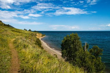 Baykal Gölü kıyı şeridi trekking yolda