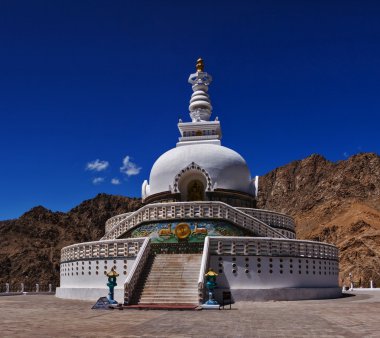Shanti stupa Leh içinde mavi gökyüzü ile