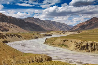 Nehir ve kayalar Ladakh, Hindistan