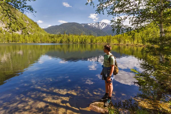 Sibirya dağ gölü ayakta çocuk