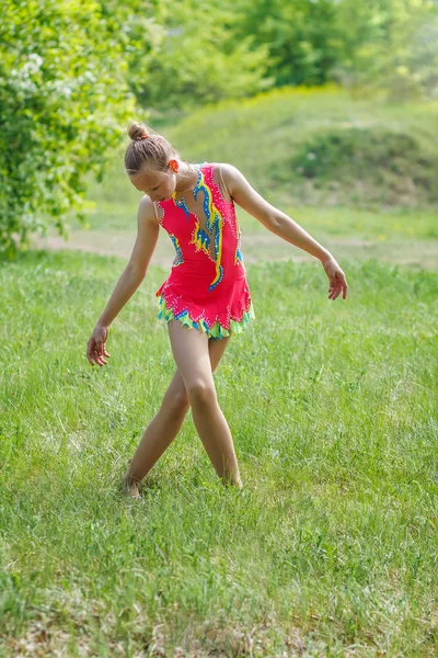 Gimnasta en el prado verde — Foto de Stock