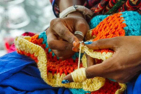 Žena pletení barevné mat — Stock fotografie