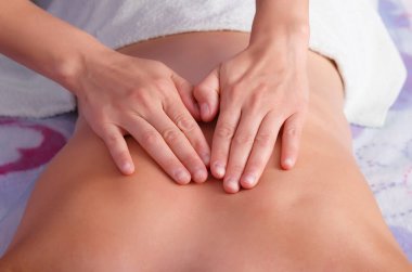 Masörün elleri kuaförde omurga masajı yapıyor.