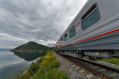 RUSSIA, ANGASOLKA - HAZİRAN 2020: Circum Baykal demiryolu üzerinde hareket eden tren