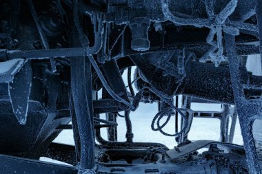 Eski buharlı trenin şasisi kırağı kaplamış.