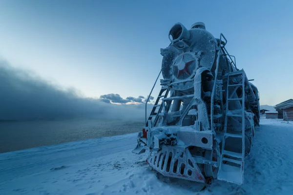 Lama lokomotif uap di musim dingin ditutupi dengan embun beku Stok Lukisan  
