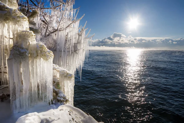 Zmrazené cákance na svahy stromů na pobřeží jezera Bajkal se sluncem a mraky — Stock fotografie
