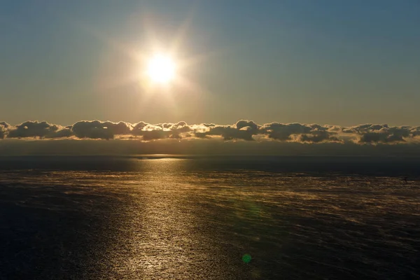 Wasser des Baikalsees im Dezember mit Nebel über dem Wasser bei aufgehender Sonne — Stockfoto