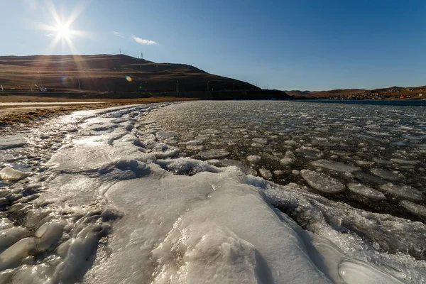 Mrazivé vody jezera Bajkal s plovoucími rampouchy — Stock fotografie