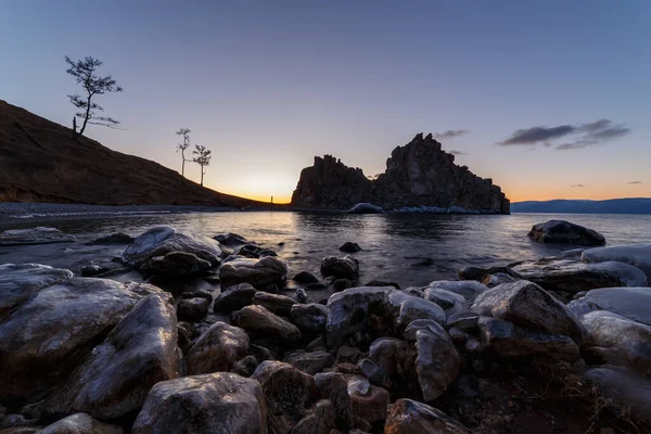 Ufer des Baikalsees mit eisbedeckten Steinen im November Stockbild