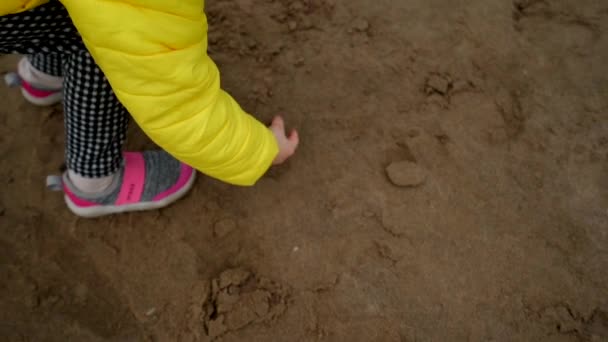 Una niña coge una roca y la arroja al mar, y luego huye.. — Vídeos de Stock