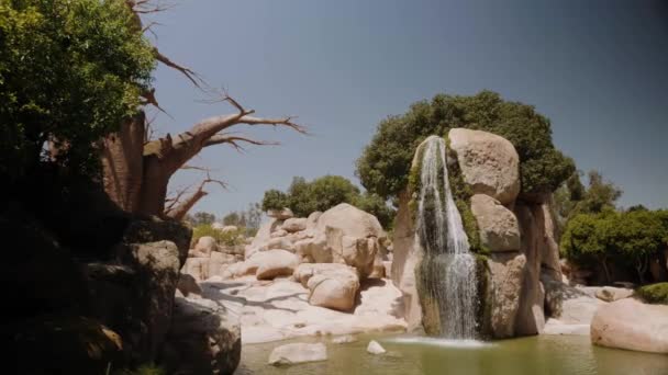 Een kleine waterval in het rechter deel van het frame. — Stockvideo