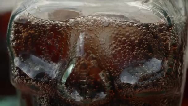 Limonade in een glas in de vorm van een schedel. close-up. — Stockvideo