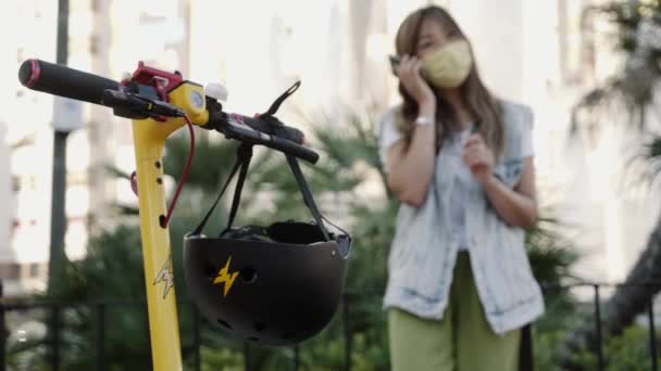 Una joven asiática belleza mujer con máscara conmuting por eléctrico scooter — Vídeo de stock