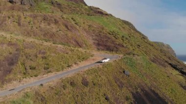 Azores. Üstü açık arabalı yılan dağlarının havası yükseliyor..