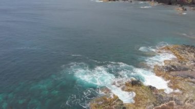 Azores. San Miguel adasındaki kayalıklarda okyanus sörfünün drone 'u