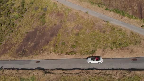 Azores. La antena de las serpentinas montañas con un convertible está bajando. — Vídeos de Stock