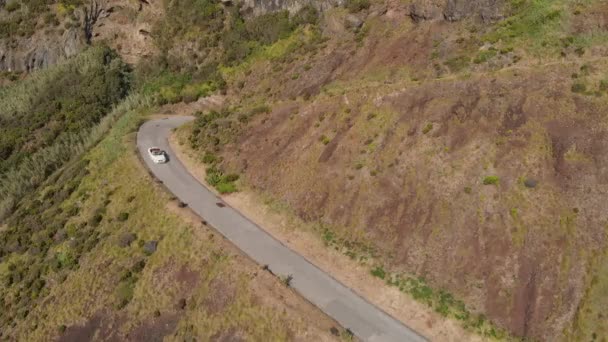 Azores. La antena de las serpentinas montañas con un convertible está bajando. — Vídeos de Stock