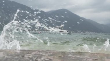 Karadağ. Tekne suda, dalgalar vuruyor..
