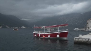 Karadağ. İyi akşamlar. Bulutlar. Suda bir tekne