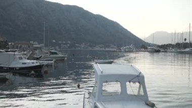 Karadağ. İyi akşamlar. Bulutlar. Suda bir tekne