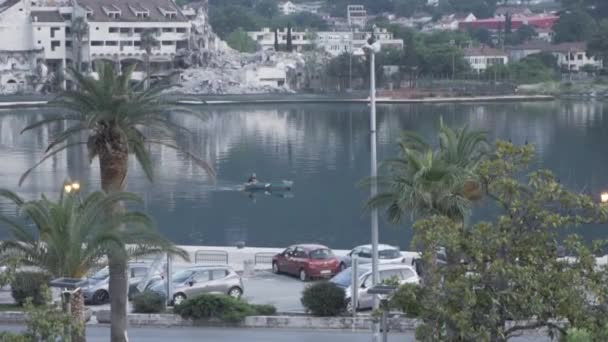 Montenegró. Egy halászhajó lebeg a vízen. A Kotori-öböl hátterében. — Stock videók