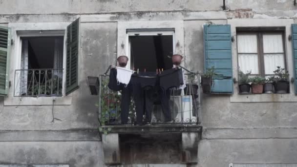 La ropa se seca después de lavarse en el casco antiguo de Kotor. Montenegro — Vídeo de stock