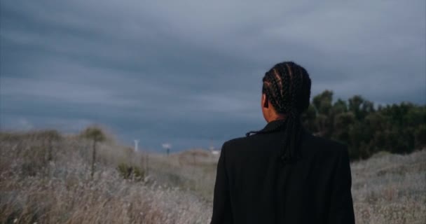 Schwarzes sexy Mädchen am Strand spaziert nachts, dreht sich um und schaut in die Kamera. — Stockvideo