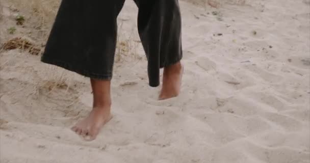 Negro sexy chica está caminando en la playa. Amanecer. Las niñas piernas. — Vídeos de Stock