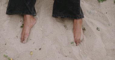 Siyahi seksi bir kız sahilde oturuyor. Gün doğumu.