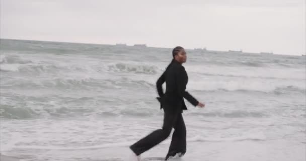 Negro sexy chica corre en el agua. Amanecer. — Vídeos de Stock