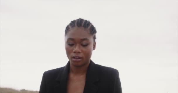 Black sexy girl is walking on the beach. Sunrise. — Stock Video