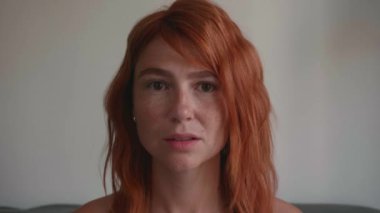 Kızıl saçlı çekici bir genç kız. Farklı duygular gösterir