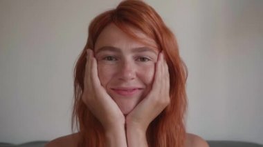 Kızıl saçlı çekici bir genç kız. Farklı duygular gösterir