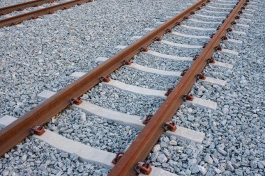 Tren raylara uyuyanlar ve taşlar