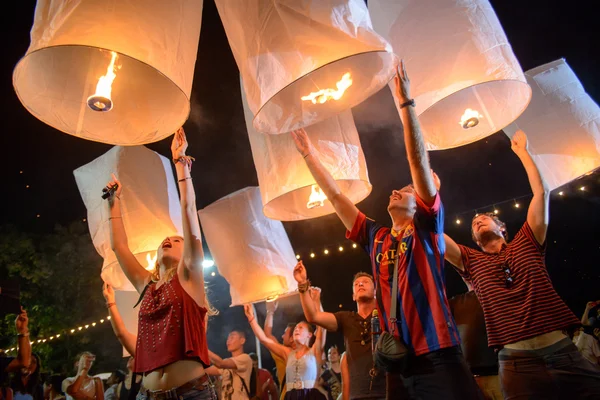 11 Kasım 2013 - Chiang Mai, Tayland: Turist katıldı Loy Krathong Festivali'nde Chiang Mai, Tayland