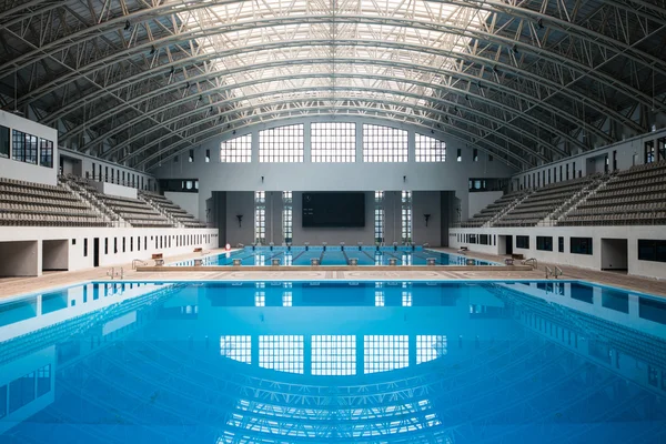 Empty swimming pool — Stock Photo, Image