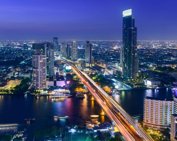 Gece görünümü Saphan Taksin Köprüsü Bangkok, Tayland