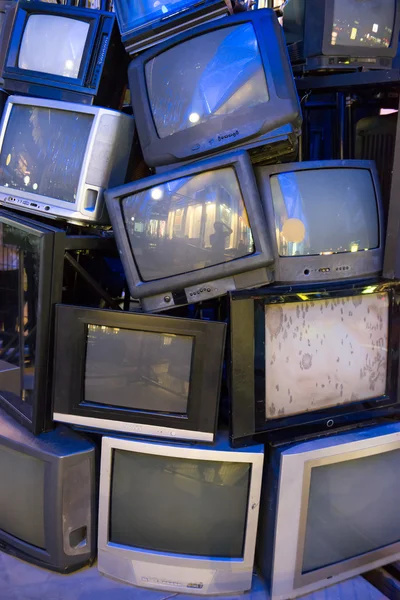 Pilha de televisores antigos — Fotografia de Stock
